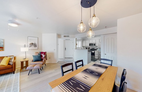 Tucson Condo | Charming condo with mountain views, pool, AC, & washer/dryer