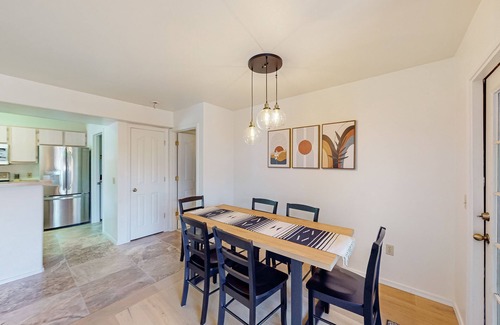 Tucson Condo | Charming condo with mountain views, pool, AC, & washer/dryer