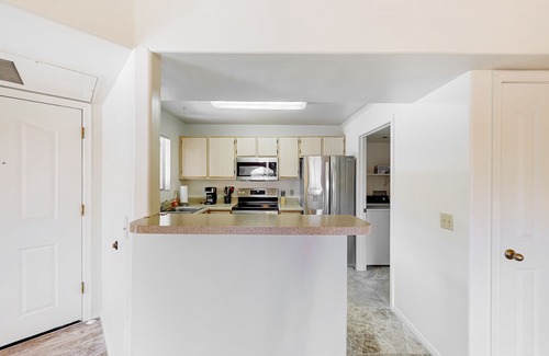 Tucson Condo | Charming condo with mountain views, pool, AC, & washer/dryer