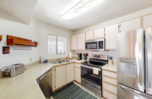 Tucson Condo | Charming condo with mountain views, pool, AC, & washer/dryer