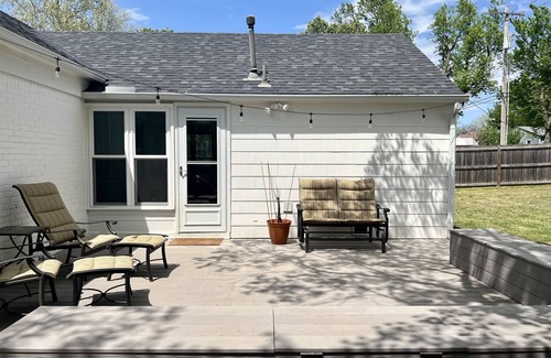 Tulsa House | Charming corner. 1 block from Tulsa Expo! Big yard w/deck.