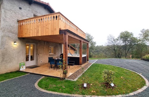 Pouilly-les-Feurs Cottage | *Charming Cottage with Spa, Spacious Balcony, and Modern Amenities Near Scenic Nature*
