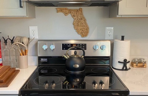 Pensacola House | Charming Cottage * 2 Miles to NAS * Remodeled * 2 Queen Beds * Fenced Yard