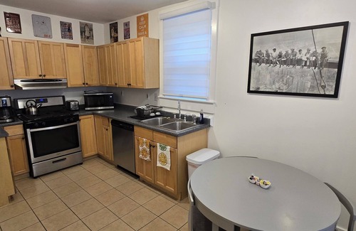 Northside Cottage | Charming cottage, 3Qn w/WiFi, Parking, AC walkable to Clftn Nrthsd near dwntwn