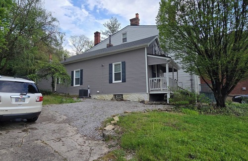 Northside Cottage | Charming cottage, 3Qn w/WiFi, Parking, AC walkable to Clftn Nrthsd near dwntwn