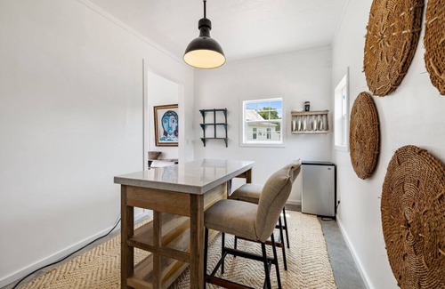 Warrenton House | Charming Cottage, 5 Minutes to Round Top!