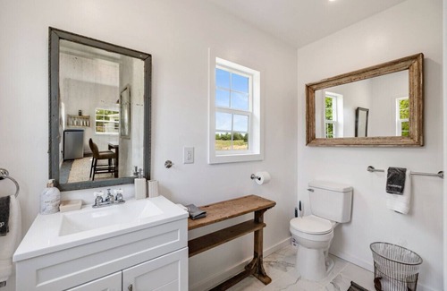 Warrenton House | Charming Cottage, 5 Minutes to Round Top!