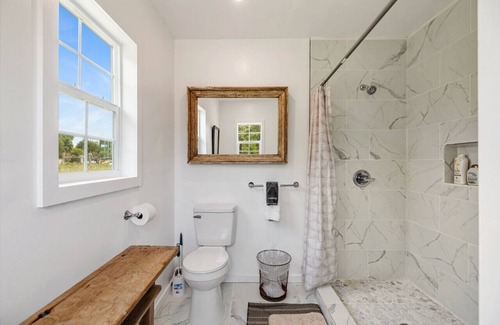 Warrenton House | Charming Cottage, 5 Minutes to Round Top!