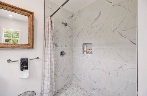 Warrenton House | Charming Cottage, 5 Minutes to Round Top!