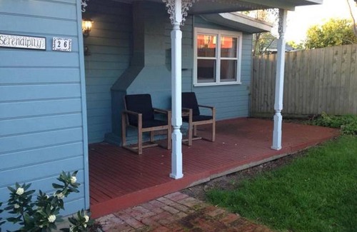 McCrae House | Charming cottage, fully furnished, beach side.