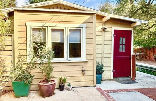 Bungalow Heaven Cottage | Charming Cottage in Bungalow Heaven Pasadena Minutes to Rosebowl