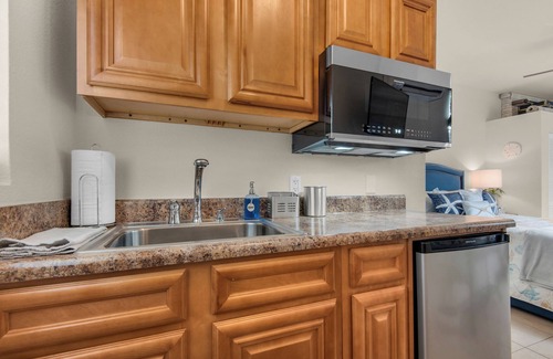East Pensacola Heights Cottage | Charming cottage in fabulous Pensacola just steps from the water with water view