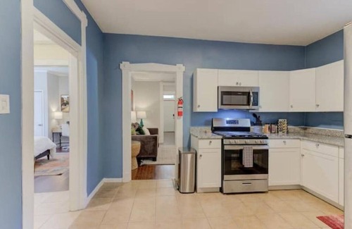Cooper-Young Historic District House | Charming Cottage in Hip Cooper Young - Walk to Food & Drink - 9 mins to Beale!n
