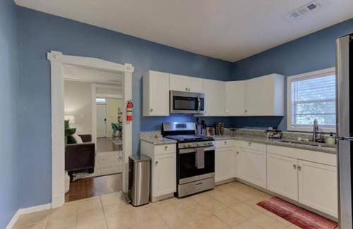 Cooper-Young Historic District House | Charming Cottage in Hip Cooper Young - Walk to Food & Drink - 9 mins to Beale!n