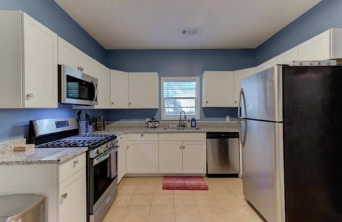 Cooper-Young Historic District House | Charming Cottage in Hip Cooper Young - Walk to Food & Drink - 9 mins to Beale!n