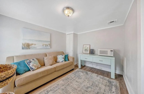 Roanoke Cottage | Charming cottage in Roanoke with AC, WiFi