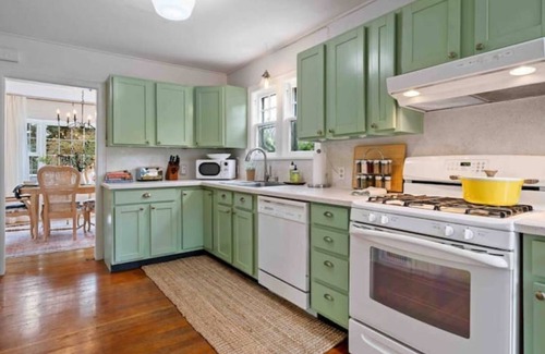 Downtown Vancouver House | Charming cottage in the city; walk to Main Street