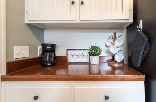 Ottawa House | Charming Cottage in Toledo's popular Old Orchard neighborhood!