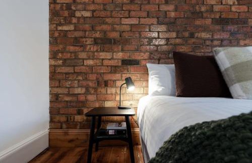 Launceston CBD House | Charming Cottage Near The City With Parking