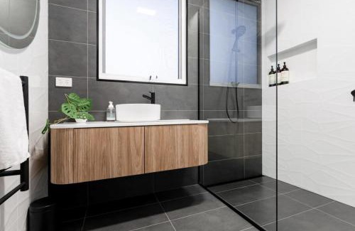 Launceston CBD House | Charming Cottage Near The City With Parking