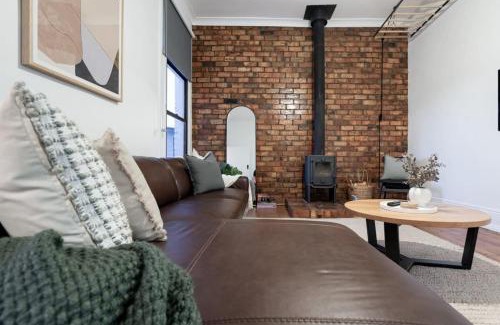 Launceston CBD House | Charming Cottage Near The City With Parking