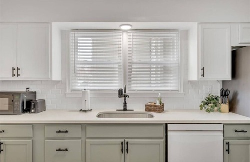 Dahlman House | Charming Cottage Near Zoo