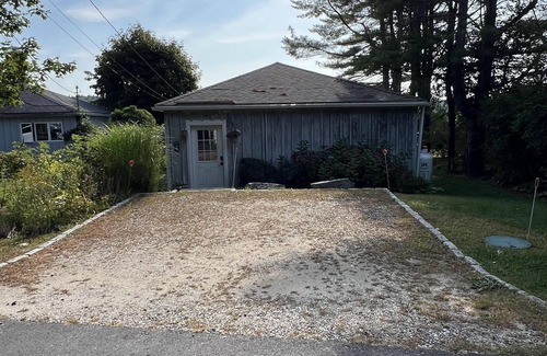 Mid-Coast and Islands Cottage | Charming cottage on Basin Cove just a short drive to the Dolphin Marina