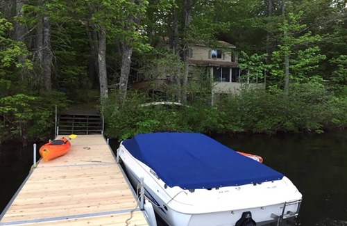 Raymond House | Charming Cottage on Quiet and Scenic Raymond Pond