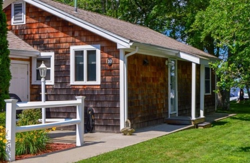 Lakeville Cottage | Charming cottage on the water with beautiful views