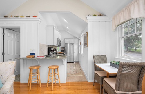 Osterville Cottage | Charming cottage steps to Osterville village. Near Dowses beach. RPMS094