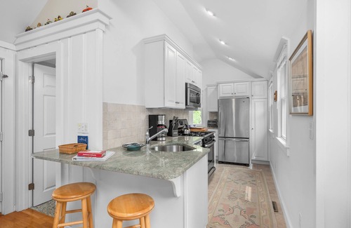 Osterville Cottage | Charming cottage steps to Osterville village. Near Dowses beach. RPMS094