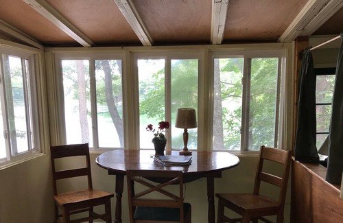 Mayfield Cabin | Charming Cottage on beautiful Lake Arbutus now with air conditioning!