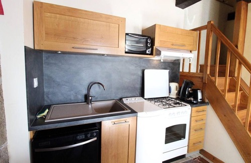 Ladinhac Cottage | Charming Cottage with Terrace, Near Hiking Routes & Scenic Villages