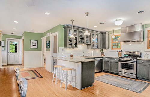 Three Oaks Cottage | Charming country cottage with screened porch, large yard, fireplace, & WiFi