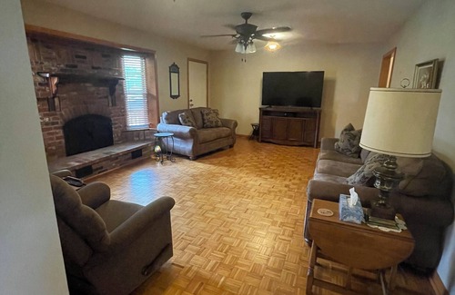 Elgin House | Charming country home with WiFi, AC in marvelous Elgin