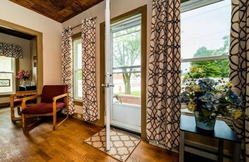 Three Oaks House | Charming/Cozy 2 BR 1 Bath steps from downtown.nn