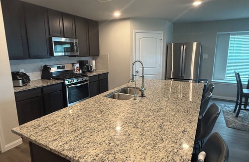 Iowa Colony House | Charming & Cozy 3-bedroom house in new subdivision near S Hwy Route 6