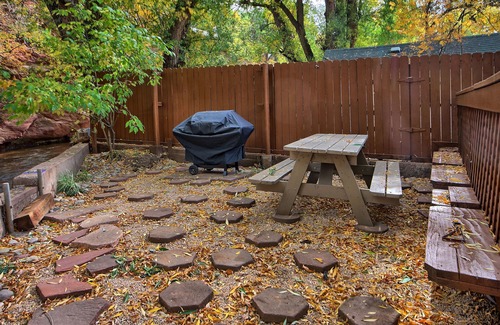 Manitou Springs Historic District Cabin | Charming Creekside Cabin Walk to Downtown Manitou – Ideal Retreat!nnnnnnnnnnnnnn