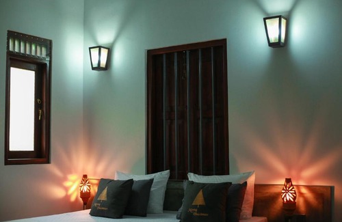 Weligama Cabin | Charming Dark Lodge In River