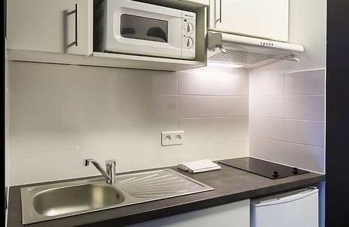 Dijon Hotel | Charming Dijon Studio Supérieur | Garden, Free Parking & Easy City Access!