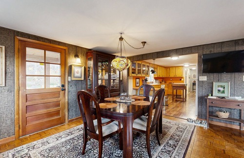 Horse Shoe House | Charming Dog-Friendly Home with Full Kitchen, Wifi and Mountain Views
