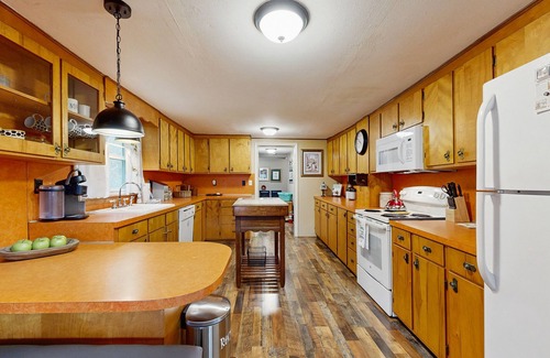 Horse Shoe House | Charming Dog-Friendly Home with Full Kitchen, Wifi and Mountain Views