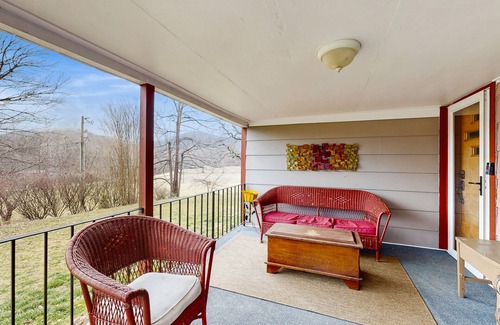 Horse Shoe House | Charming Dog-Friendly Home with Full Kitchen, Wifi and Mountain Views