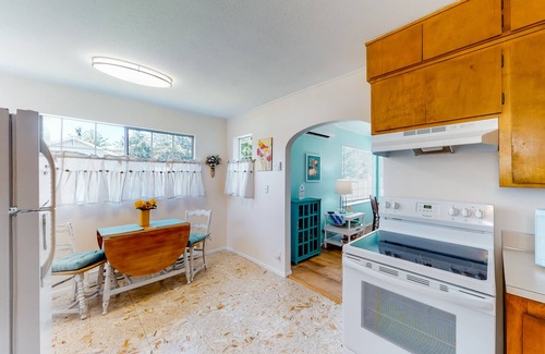 Waldport House | Charming, dog-friendly house with Wifi & W/D - near the river