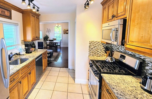 Greenwich House | Charming duplex with private yard. Close to the beach, dining & shopping!