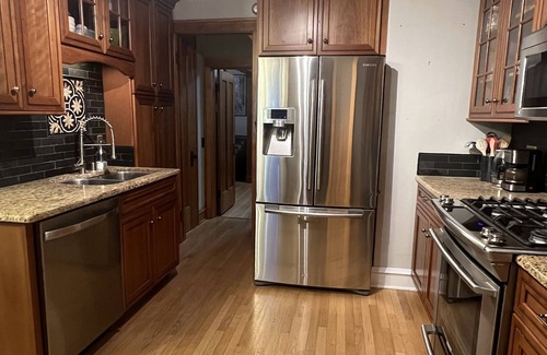 Upper East Side House | Charming east side home with gym, sauna and outdoor TV for RNC!