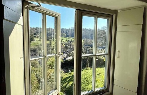 Chalford House | Charming Escape | Artsy Dog-Friendly Stone Cottage