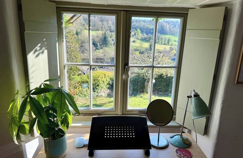 Chalford House | Charming Escape | Artsy Dog-Friendly Stone Cottage