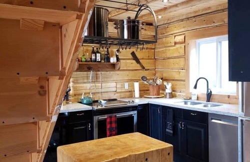 Algonquin Highlands House | Charming Family Lakefront Cottage in Algonquin Highlands