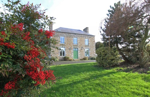 Vezins Cottage | Charming Family Home with Scenic View, Close to Mont St-Michel, Sleeps 14, Petanque, Kids' Area